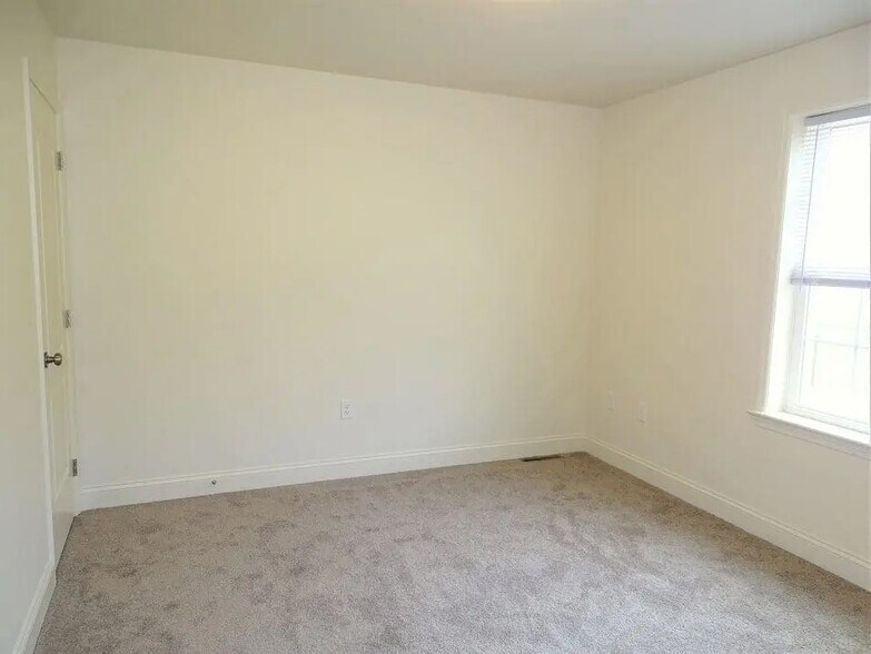 Building Photo - 256 Wildflower Dr