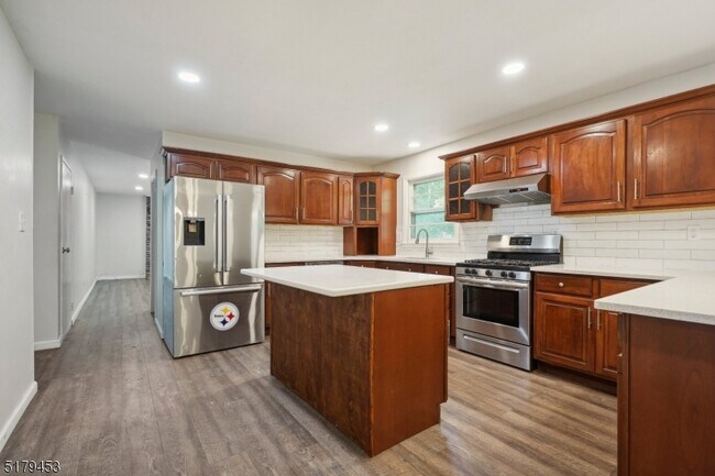 Building Photo - 4 Fern Ct