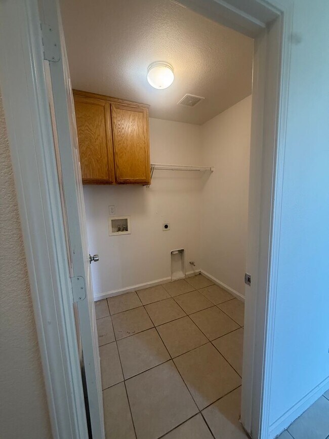 Building Photo - Move-in Ready!