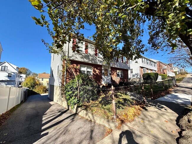 Primary Photo - 31 York Ave