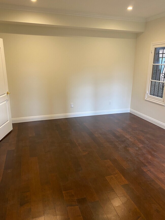 Building Photo - 907 S Wooster St