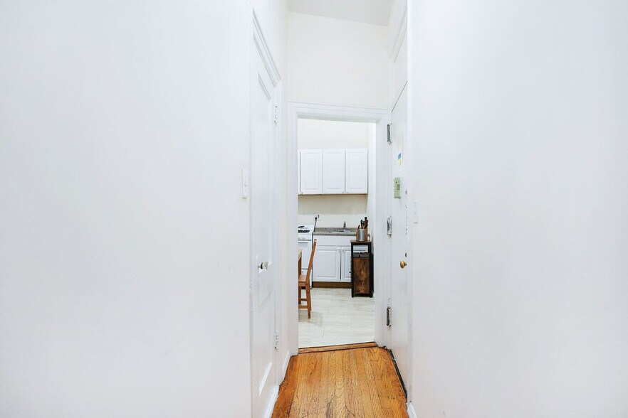 Building Photo - 211 E 14th St
