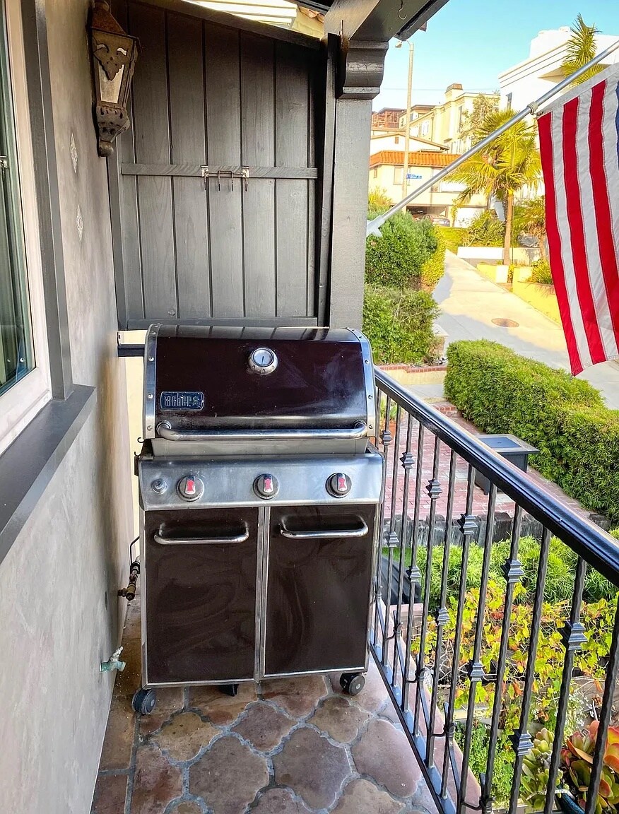 Building Photo - 221 24th St