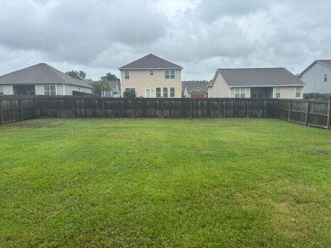 Building Photo - Spacious 5-Bedroom Home with First-Floor P...