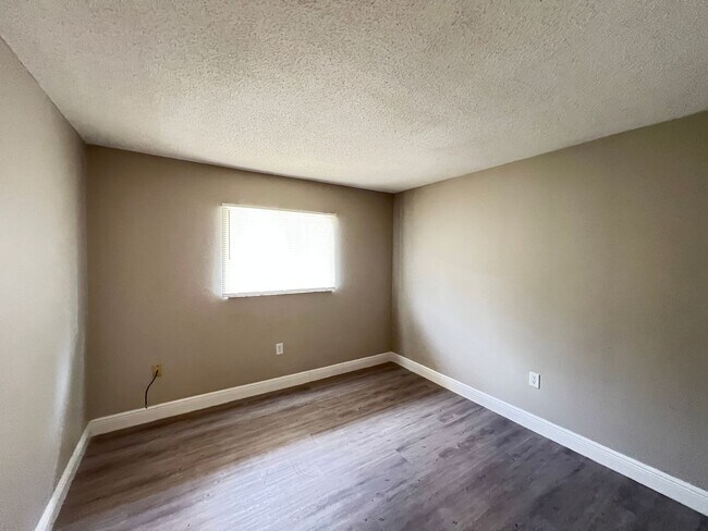 Building Photo - Beautifully Renovated 2 Bedroom, 1 Bathroom Home in Prime Ocala Location! Lawn Care Included!