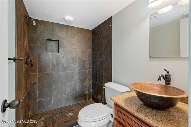 Building Photo - 1321 S Miramar Ave