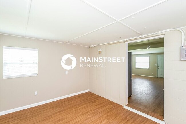 Building Photo - 3 Bedroom Pet-Friendly Home in Jacksonville, FL with Main Street Renewal