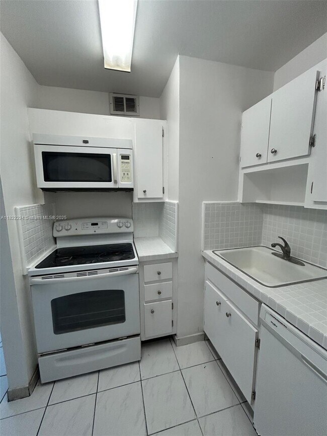 Building Photo - 2899 Collins Ave