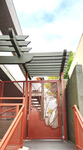 Building Photo - 557 W Stocker St