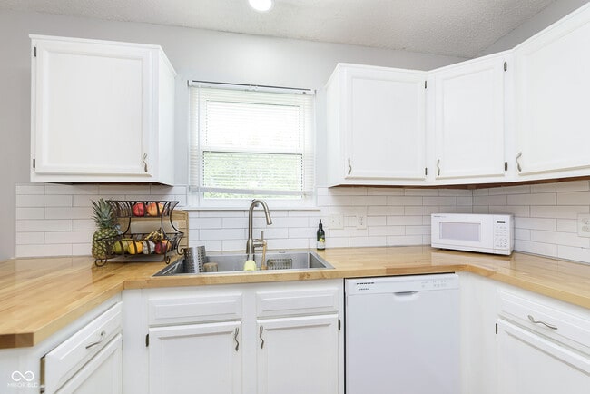 Building Photo - 266 E Pine Ridge Dr