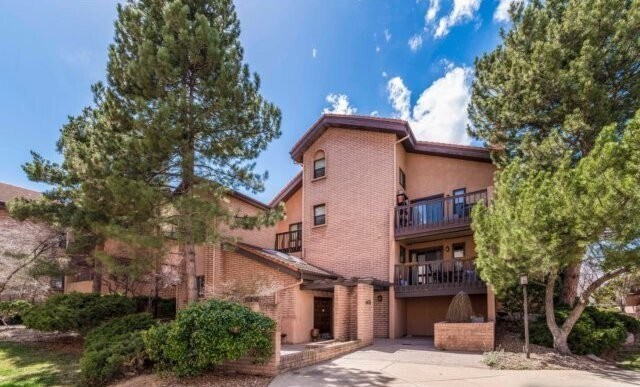 Primary Photo - Updated 2 bed 2 bath Plus Office (Or Third...
