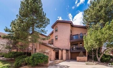 Building Photo - Updated 2 bed 2 bath Plus Office (Or Third...