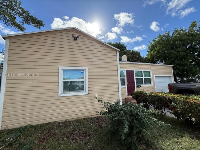 Building Photo - 816 5th St