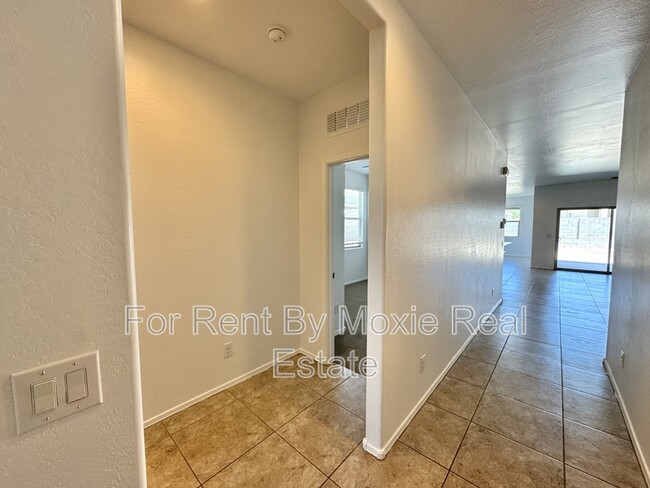 Building Photo - 17875 N Pietra Rd