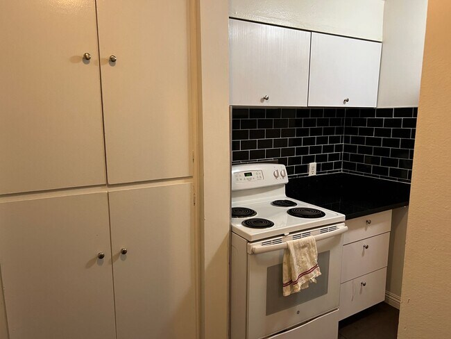 Building Photo - 68 E 200 S