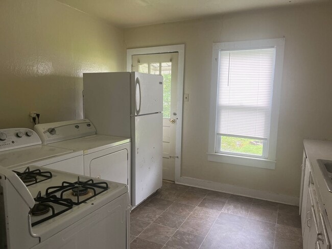 Building Photo - Welcome to this charming 2-bedroom, 1-bath...