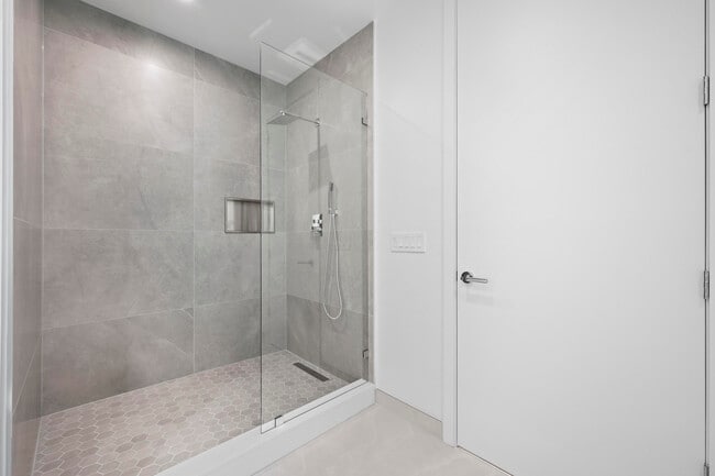 Building Photo - 220 Lake Shore Dr