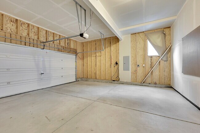 Building Photo - $2,795 - 3 Bed, 2.5 Bath Home with Fenced ...