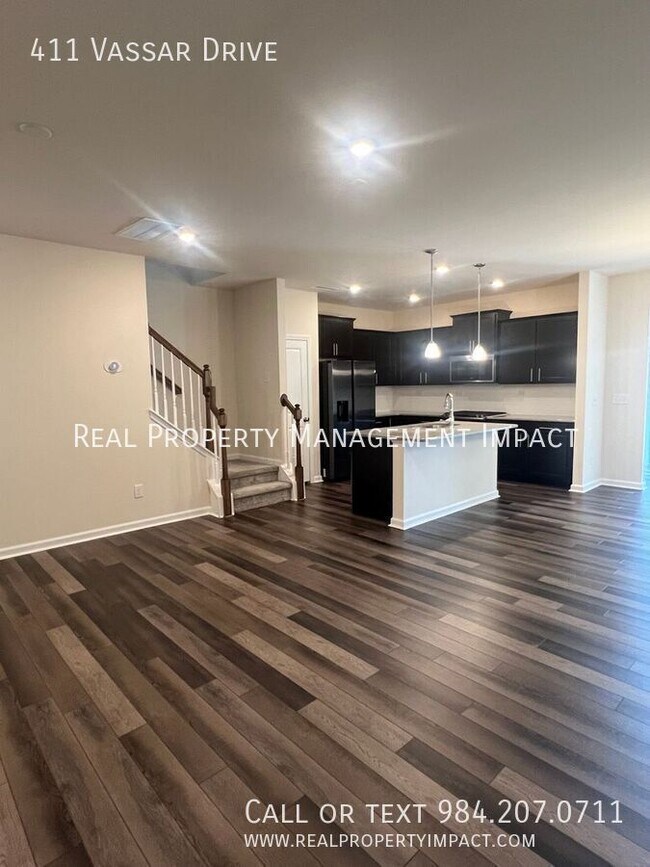 Building Photo - 411 Vassar Dr