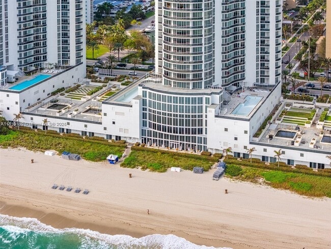 Building Photo - 15901 Collins Ave