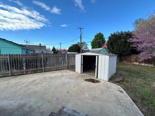 Building Photo - 809 Willard. New pictures coming soon!!