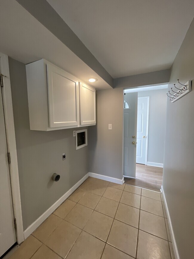 Building Photo - 1377 S Maple Ave