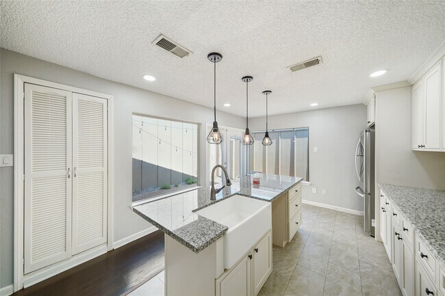 Building Photo - 11502 Village Pl Dr