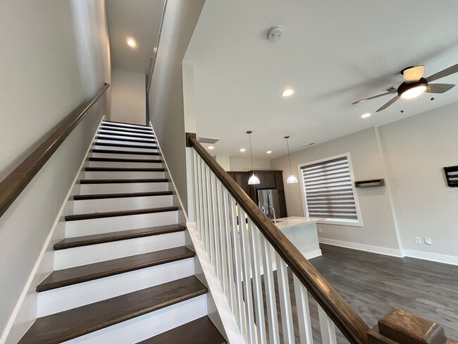 Building Photo - 2/2.5 - MODERN TOWNHOME IN THE NATIONS