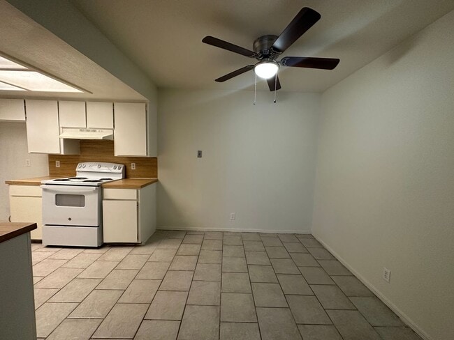 Building Photo - 2 Bed 2 Bath duplex on 10th and Council