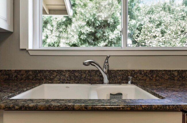 Building Photo - 6558 Crown Blvd