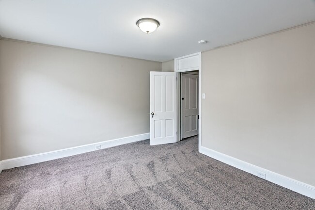 Building Photo - 3 bedroom, 1 bath, newly renovated home in Little Italy