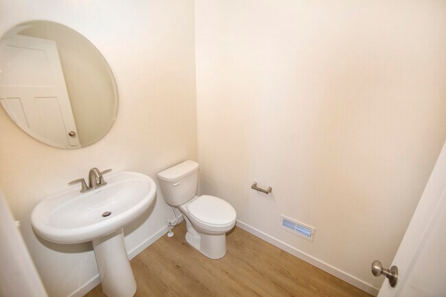 Building Photo - N116W7245 Oakmont Dr