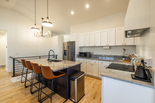 Building Photo - 1157 E Sego Lily Dr