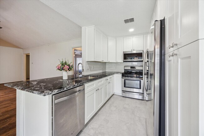 Building Photo - 5359 Little John Ln