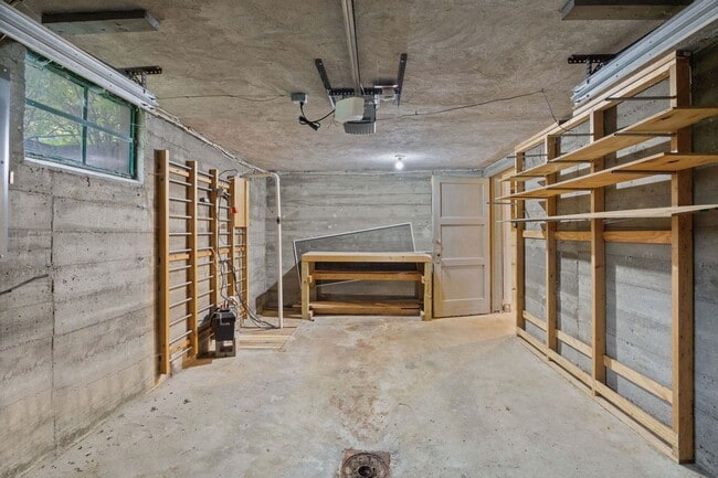 Building Photo - COLLEGE HILL-BEAUTIFULLY MAINTAINED 3 BEDR...