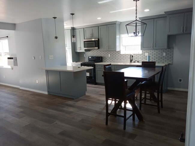 Building Photo - 720 W 214th St