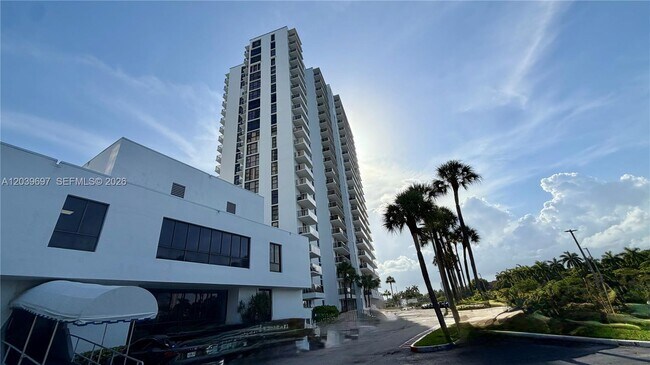 Building Photo - 3701 N Country Club Dr