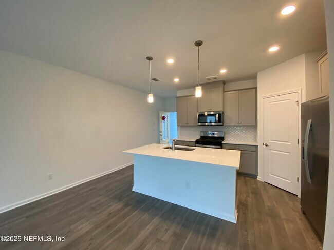 Building Photo - 269 Brandon Lks Dr