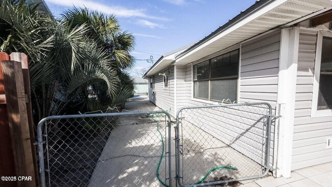 Building Photo - 247 Poinsettia Dr