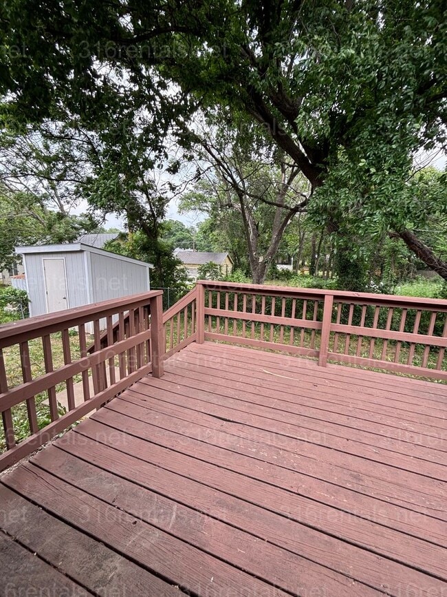 Building Photo - Three bed two bath house available now!