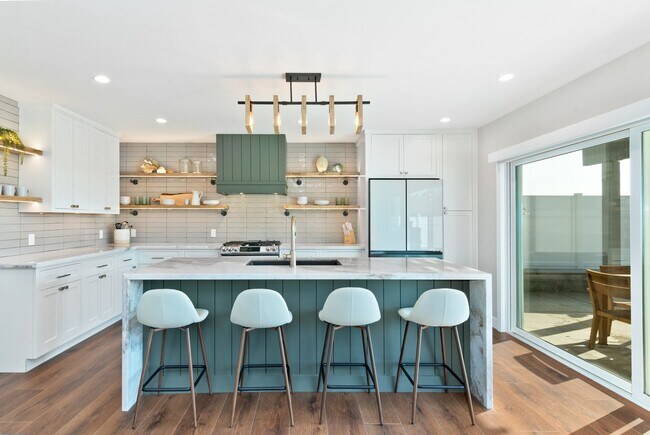 Building Photo - Costa Mesa, Panoramic Views, Pool - Fully ...