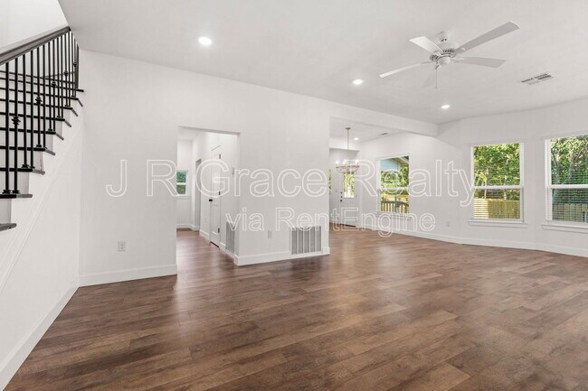 Building Photo - 2317 Maple Ave