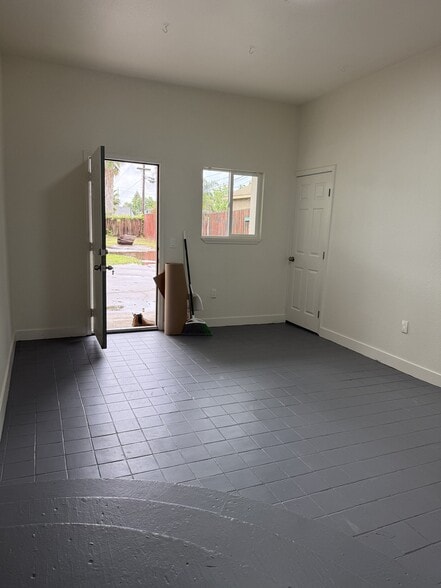 Building Photo - 636-642 Las Palmas Ave