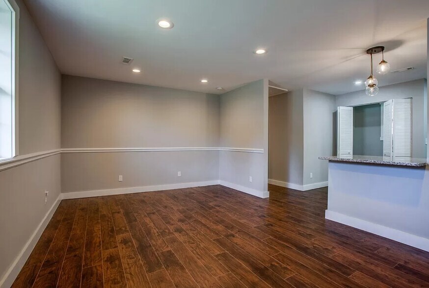 Building Photo - 807 Riviera Dr
