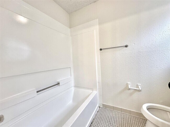 Building Photo - 6115 Briar Terrace Dr