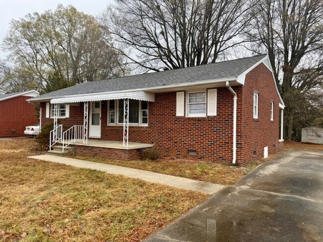 Building Photo - Three bedroom, 1.5 bath house in Burlington