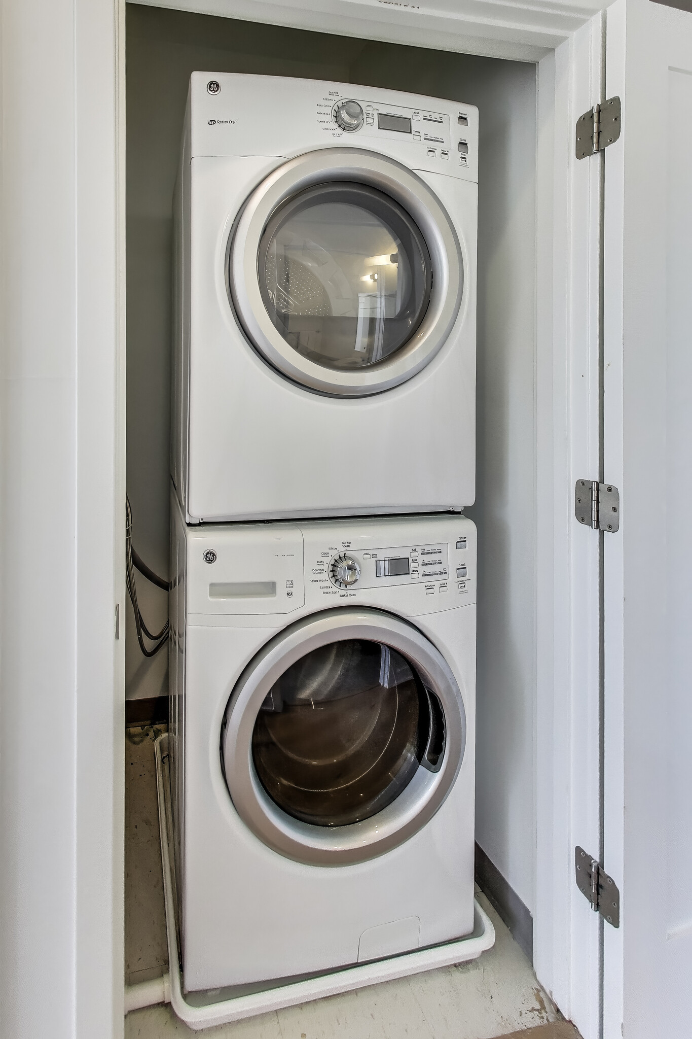Full Size Washer/Dryer - 1350 Maryland Ave NE