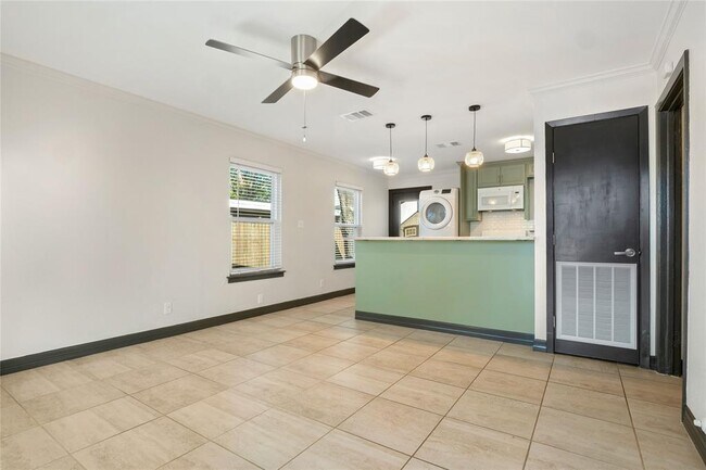 Building Photo - 904 Plateau Cir