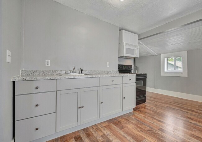 Building Photo - 820 Charleston St