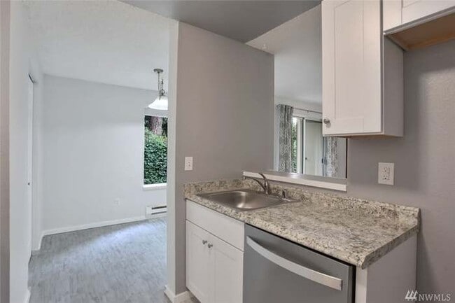 Building Photo - Remodeled ground floor 2 bed!